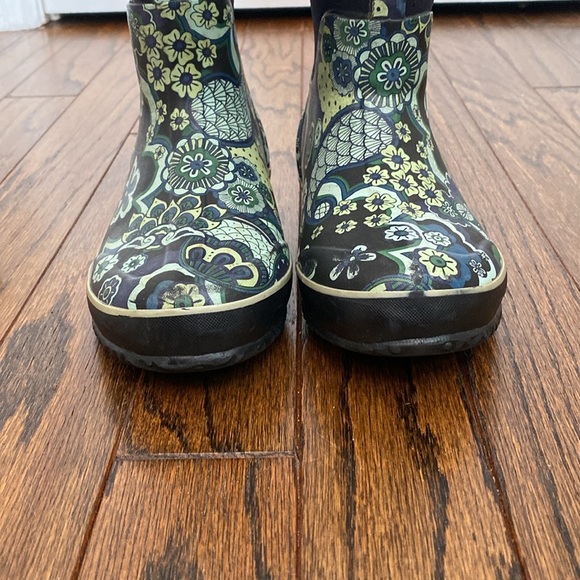 Bogs Women's Winter Rain Boots - Black and Green Floral - Picture 6 of 10